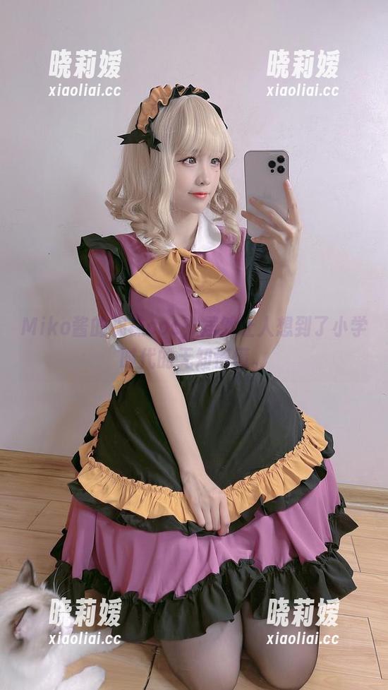 Miko酱的棉袜cos，居然让人想到了小学时代的无知懵懂。