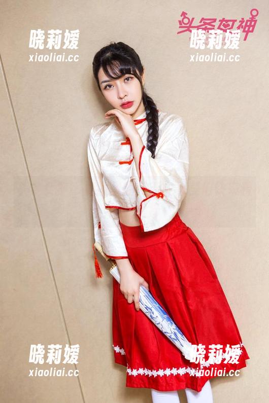 头条女神-尹菲 头条女神 - 礼服里的尹菲,集美们快来看她的选择