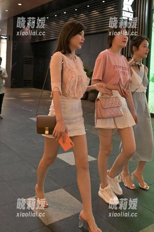 魔镜街拍-婷婷 魔镜街拍 - 原图:瞧瞧这个肉丝圣诞美人,婷婷把冷风当成了自己的T台