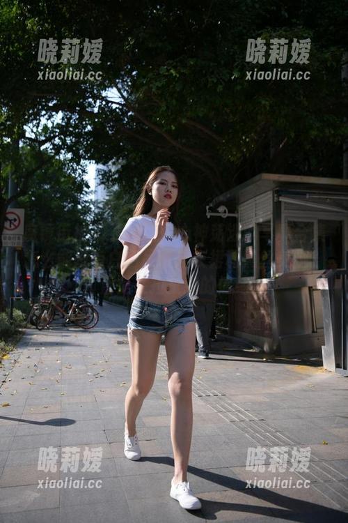魔镜街拍-婷婷 魔镜街拍 - 婷婷让人心神荡漾的写真合集怎么能没有白色吊带连衣裙和黑丝美腿?简直是在拉扯我的情绪!