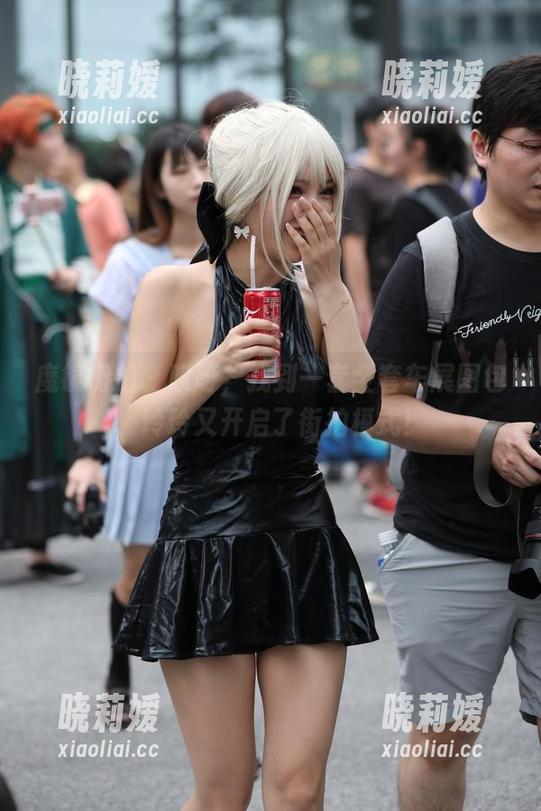 魔镜街拍-玲玲 魔镜街拍 - 哎呀,找到一套全套车展图包,玲玲又开启了街拍模式!
